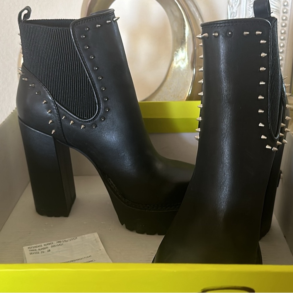 Gianni Bini boots size 8